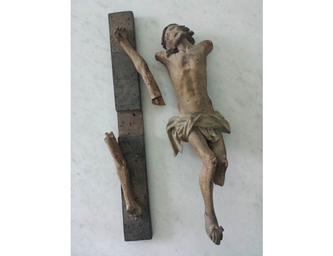 Restauri di chiesa: Antonietta Righi nei restauri di statue, crocifissi, arredi sacri, oggetti 